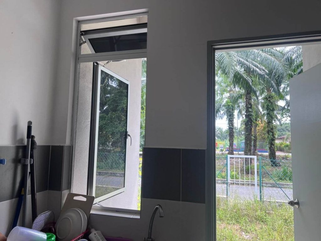 THE BEST FIND OUT TINTED HOUSE TAMAN BUKIT SUBANG