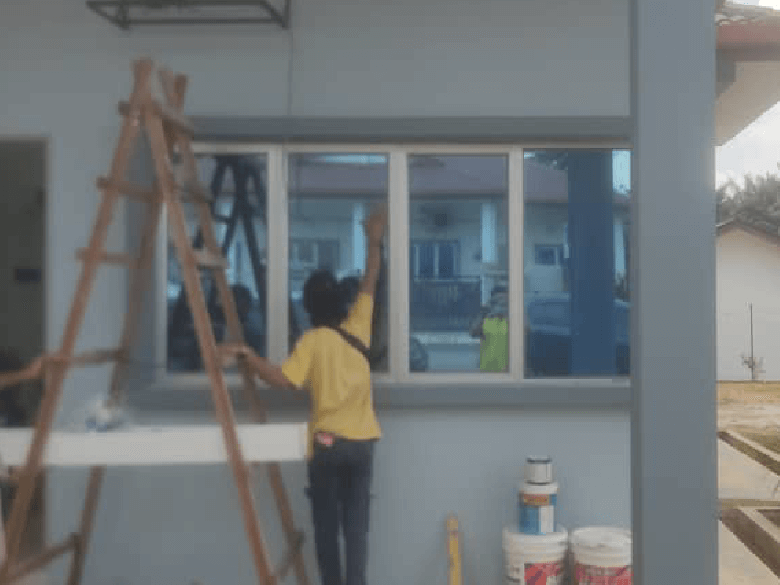 THE BEST QUALITY TINTED HOUSE KAMPUNG BARU HICOM